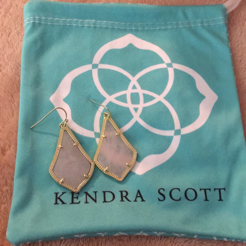 Kendra Scott Olivia Drop Earrings. Quartz Color